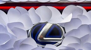 UMĚLCI PROMĚNILI LEXUS UX V KVĚTINOVOU ZAHRADU