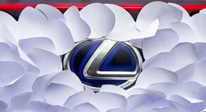 UMĚLCI PROMĚNILI LEXUS UX V KVĚTINOVOU ZAHRADU