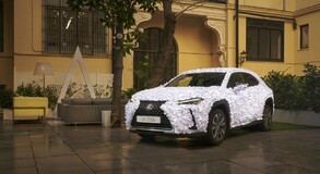 UMĚLCI PROMĚNILI LEXUS UX V KVĚTINOVOU ZAHRADU