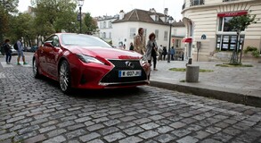 Lexus vystavil nové kupé RC na pařížské Champs-Élysées