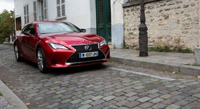 Lexus vystavil nové kupé RC na pařížské Champs-Élysées