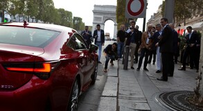Lexus vystavil nové kupé RC na pařížské Champs-Élysées