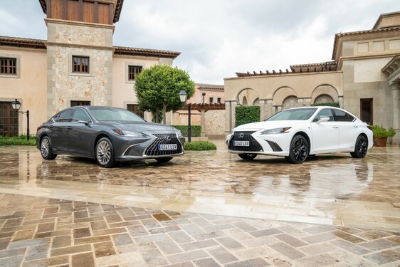 COMBO ES 300H AND ES 300H F SPORT