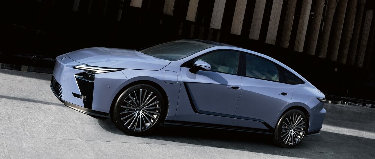 NOVÝ LEXUS ES POSOUVÁ STYL, LUXUS A KULTIVOVANOST SEDANU NA VYŠŠÍ ÚROVEŇ