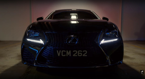 LEXUS JAKO ZBRAŇ  PRO BOJ  S MIMOZEMŠŤANY VE SNÍMKU MUŽI V ČERNÉM: GLOBÁLNÍ HROZBA 