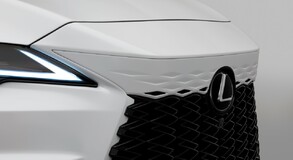 RX 500H F SPORT WHITE IN STUDIO