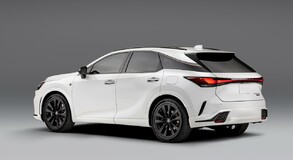 RX 500H F SPORT WHITE IN STUDIO