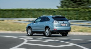 Hybridní crossover Lexus UX v přímém porovnání s průkopnickým hybridním SUV RX 