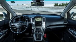 Hybridní crossover Lexus UX v přímém porovnání s průkopnickým hybridním SUV RX 