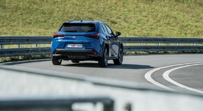 Hybridní crossover Lexus UX v přímém porovnání s průkopnickým hybridním SUV RX 