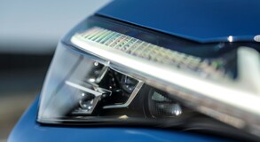 Hybridní crossover Lexus UX v přímém porovnání s průkopnickým hybridním SUV RX 