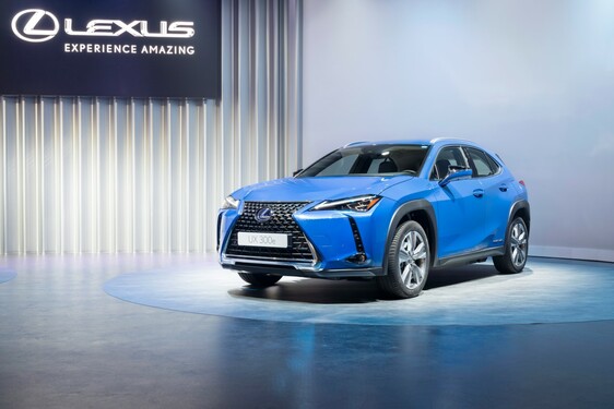 Lexus představuje svůj první elektromobil UX 300e 