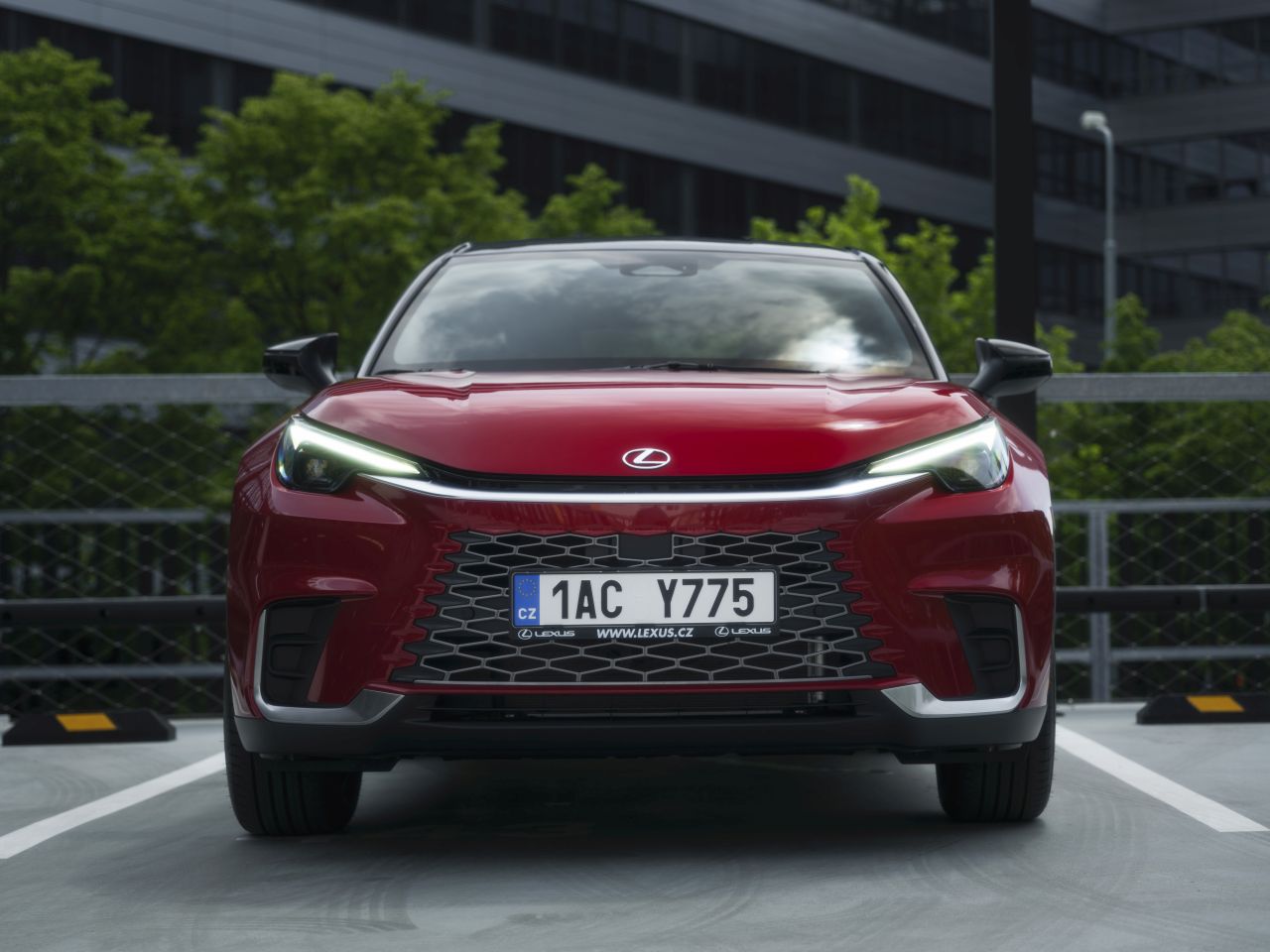  LEXUS LONI V ČESKU ZVÝŠIL PRODEJE O POLOVINU NA REKORDNÍCH 2326 VOZŮ