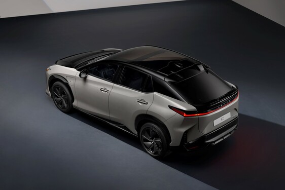LEXUS UVÁDÍ ČISTĚ ELEKTRONICKÉ ŘÍZENÍ A VIRTUÁLNÍ MANUÁLNÍ ŘAZENÍ