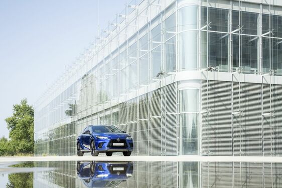 Lexus RX500h - local