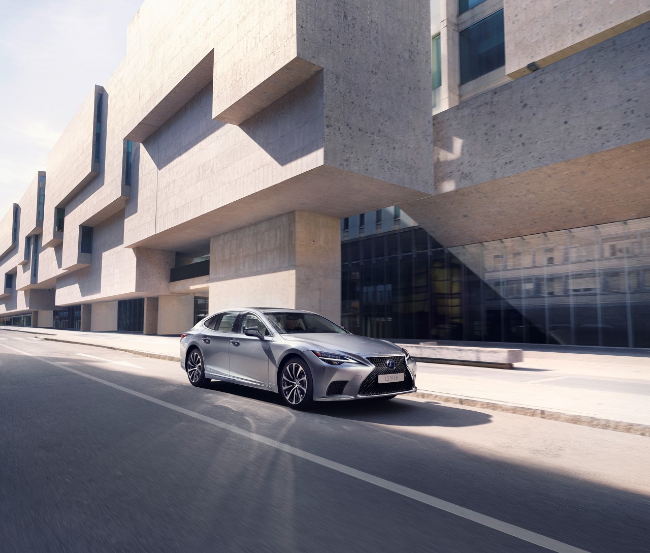 A Lexus LS kategóriájában is egyedülálló biztonsági rendszereket kínál