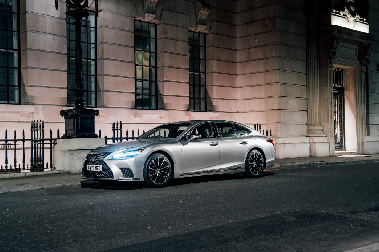 A Lexus mint mindenben, a fényezésben is a tökéletességre törekszik 