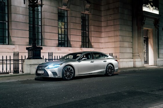 A Lexus mint mindenben, a fényezésben is a tökéletességre törekszik 