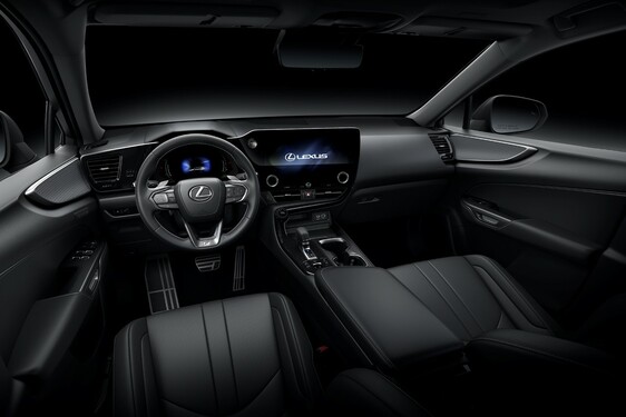 A ló és lovasának egységét idézi a vadonatúj Lexus NX pilótafülkéje