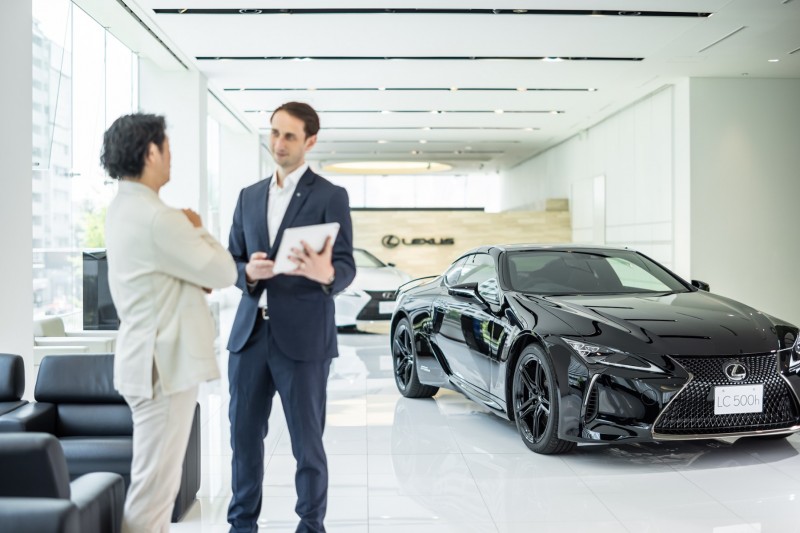 A repülőgépek világából érkező hátsó légterelő és egyéb finomságok: ezt hozza a Lexus LC új modelléve