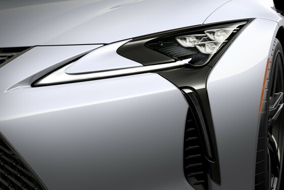 A repülőgépek világából érkező hátsó légterelő és egyéb finomságok: ezt hozza a Lexus LC új modelléve 