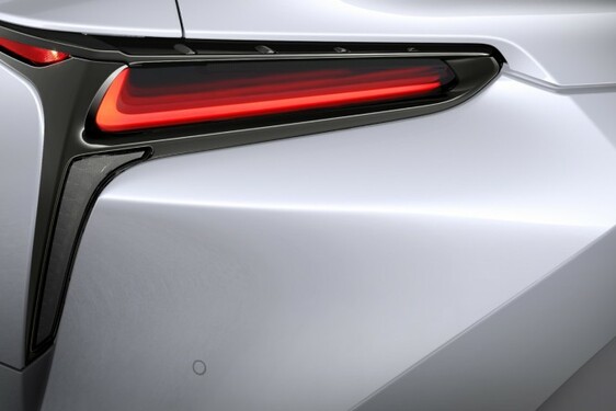 A repülőgépek világából érkező hátsó légterelő és egyéb finomságok: ezt hozza a Lexus LC új modelléve 