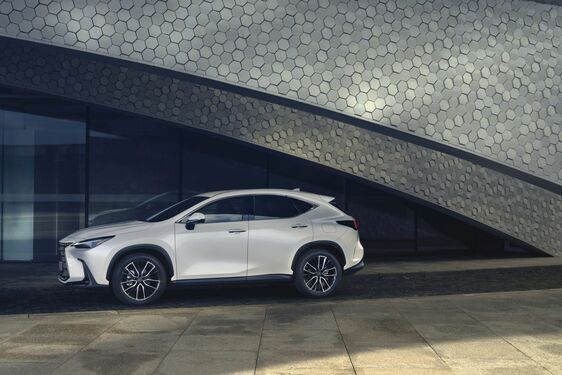 Új prémium funkciókkal és high-tech megoldásokkal gazdagodott a Lexus NX 