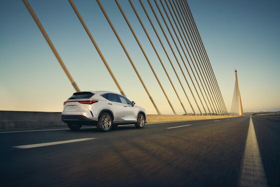 Új prémium funkciókkal és high-tech megoldásokkal gazdagodott a Lexus NX 