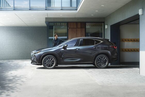 Új prémium funkciókkal és high-tech megoldásokkal gazdagodott a Lexus NX 
