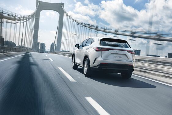 Új prémium funkciókkal és high-tech megoldásokkal gazdagodott a Lexus NX 
