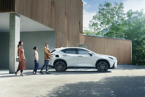 Új prémium funkciókkal és high-tech megoldásokkal gazdagodott a Lexus NX 
