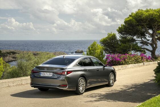 3 millió darab talált eddig gazdára a Lexus legnépszerűbb felsőkategóriás luxuslimuzinjából