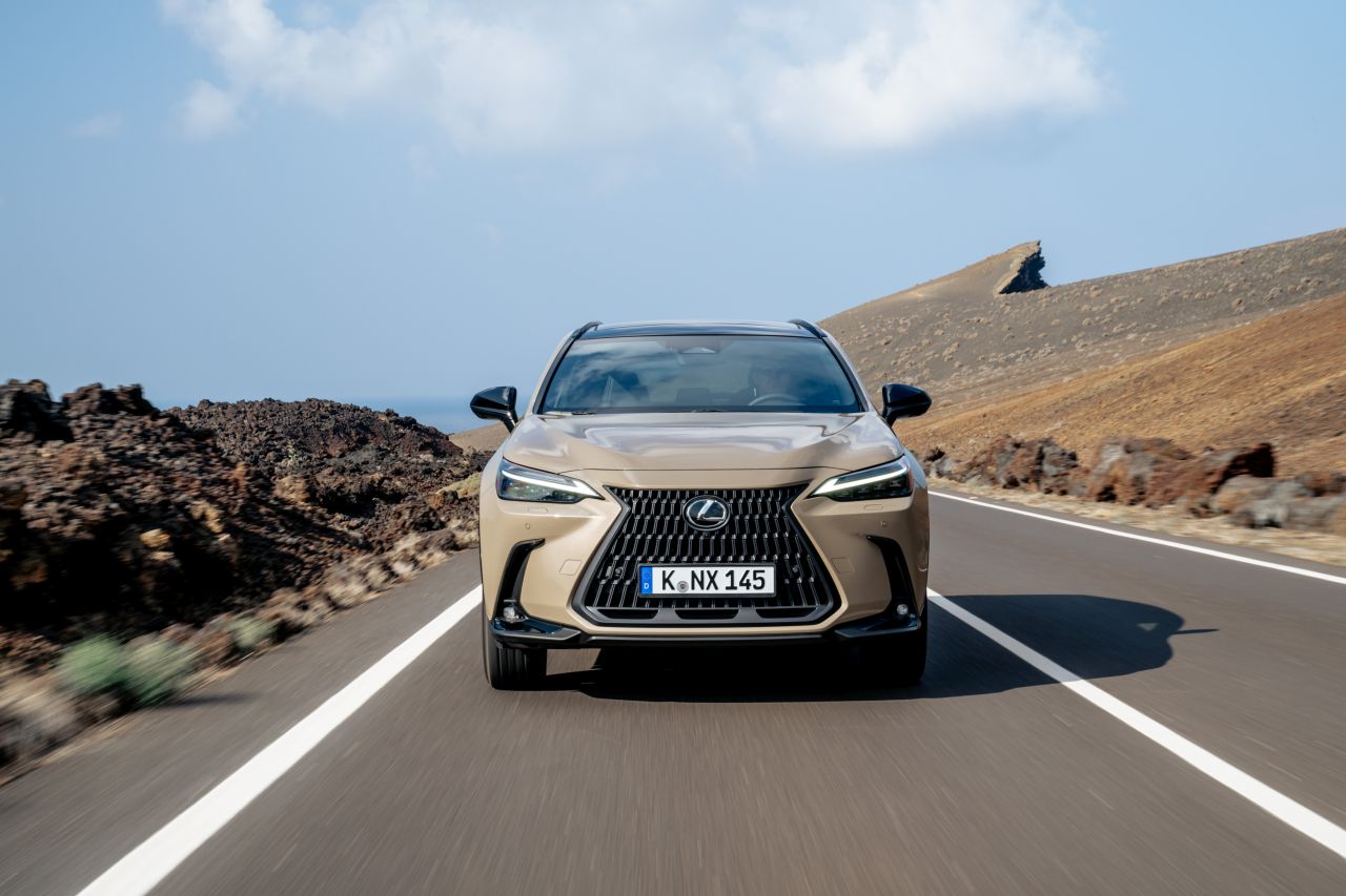 A járt utak elhagyására csábít a Lexus NX Overtrail 