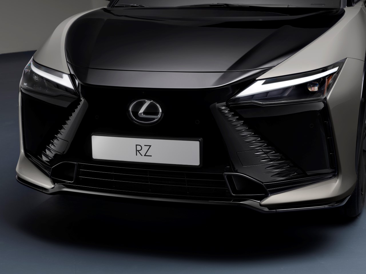 SVĚTOVÁ PREMIÉRA NOVÉHO ELEKTRICKÉHO SUV LEXUS RZ 