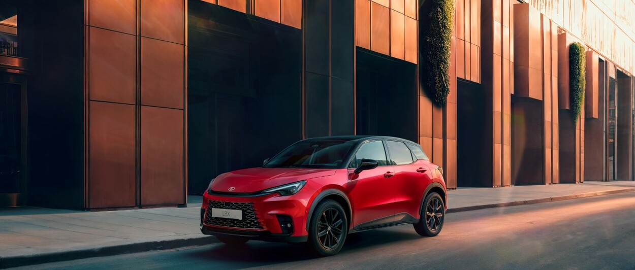  VIBRANT EDITION NÉVEN JELENTKEZIK LIMITÁLT SZÉRIÁS KIVITELLEL A KÖZKEDVELT LEXUS LBX