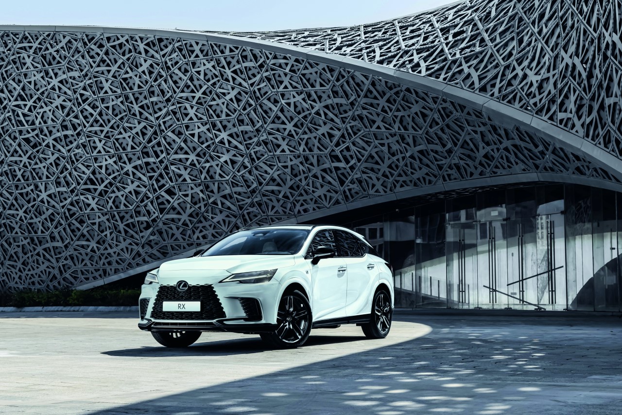 A MODELLCSALÁD EGYEDÜLÁLLÓ TAGJA: A TURBÓS, SPORTOS KARAKTERŰ LEXUS RX 500h