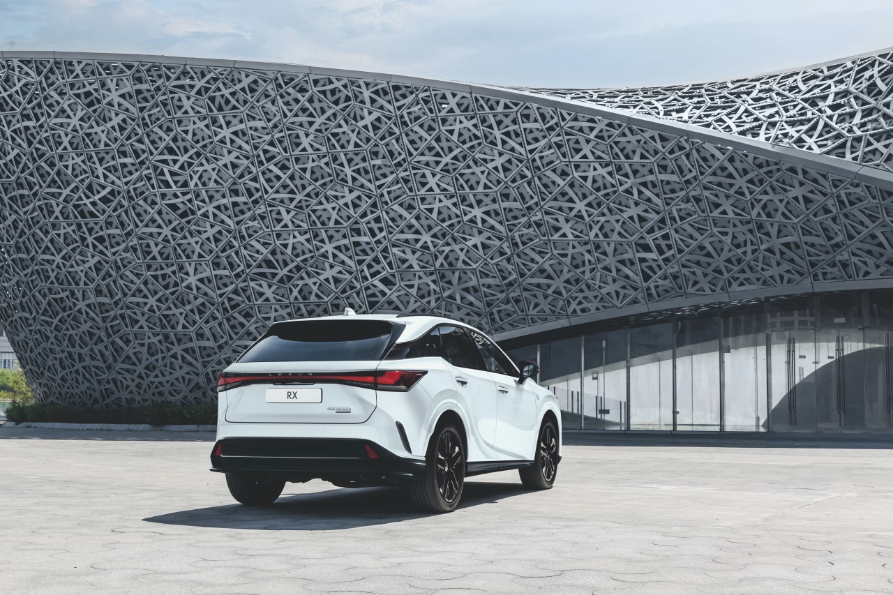 A MODELLCSALÁD EGYEDÜLÁLLÓ TAGJA: A TURBÓS, SPORTOS KARAKTERŰ LEXUS RX 500h