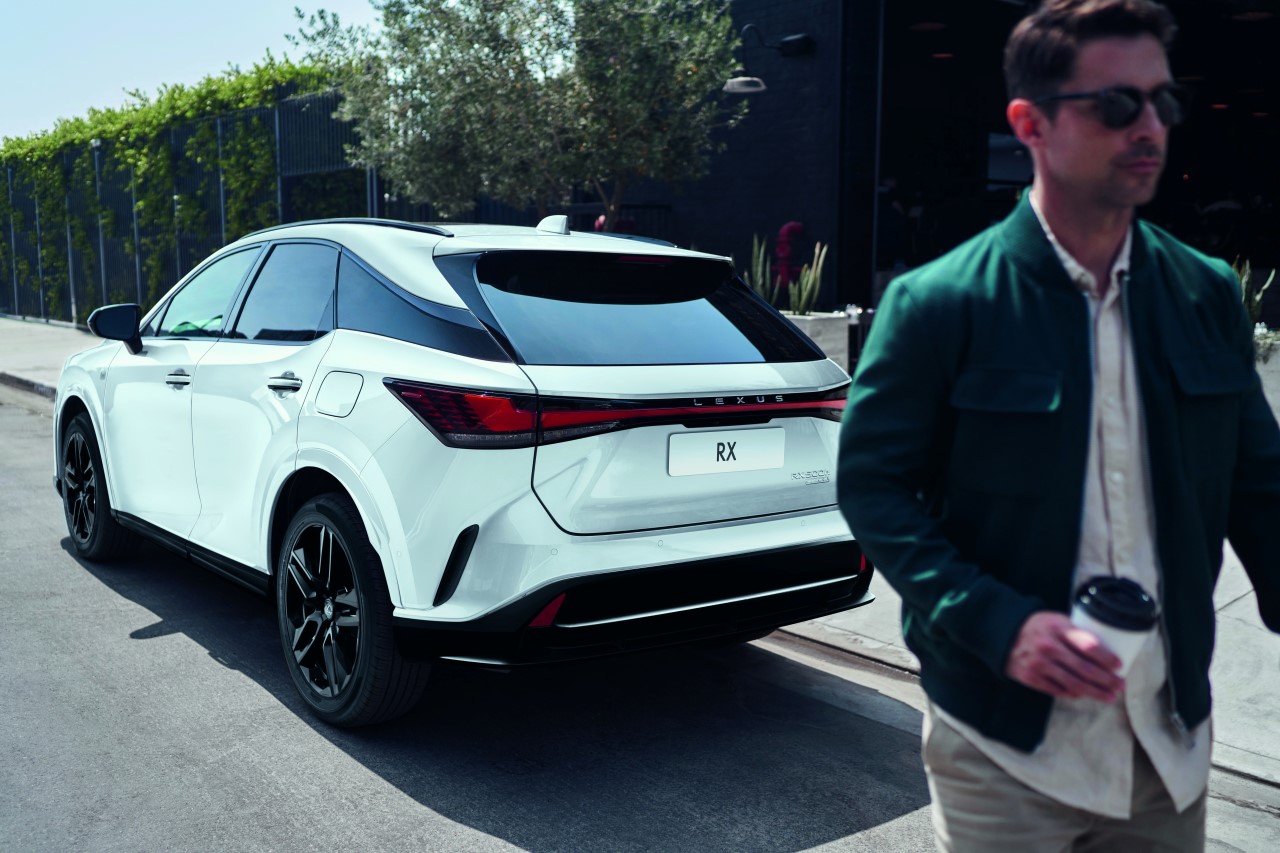 A MODELLCSALÁD EGYEDÜLÁLLÓ TAGJA: A TURBÓS, SPORTOS KARAKTERŰ LEXUS RX 500h