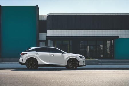 A MODELLCSALÁD EGYEDÜLÁLLÓ TAGJA: A TURBÓS, SPORTOS KARAKTERŰ LEXUS RX 500h