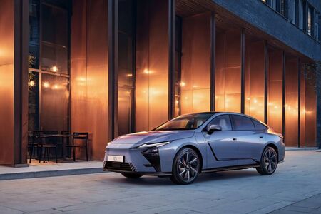 ELINDULT JAPÁNBAN AZ ÚJ LEXUS ES GYÁRTÁSA