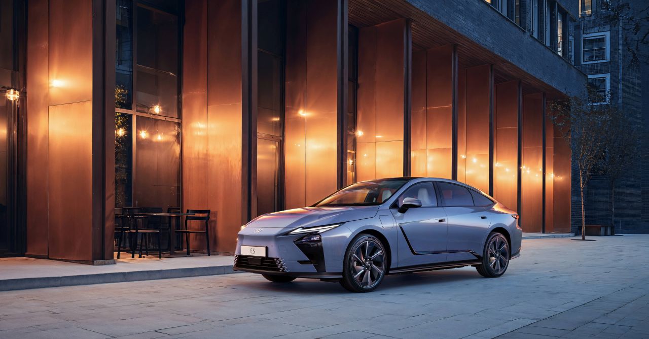 ELINDULT JAPÁNBAN AZ ÚJ LEXUS ES GYÁRTÁSA