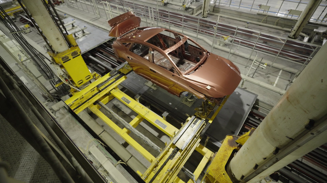 ELINDULT JAPÁNBAN AZ ÚJ LEXUS ES GYÁRTÁSA