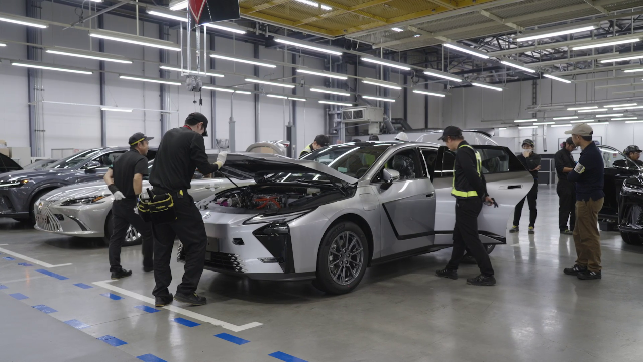 ELINDULT JAPÁNBAN AZ ÚJ LEXUS ES GYÁRTÁSA