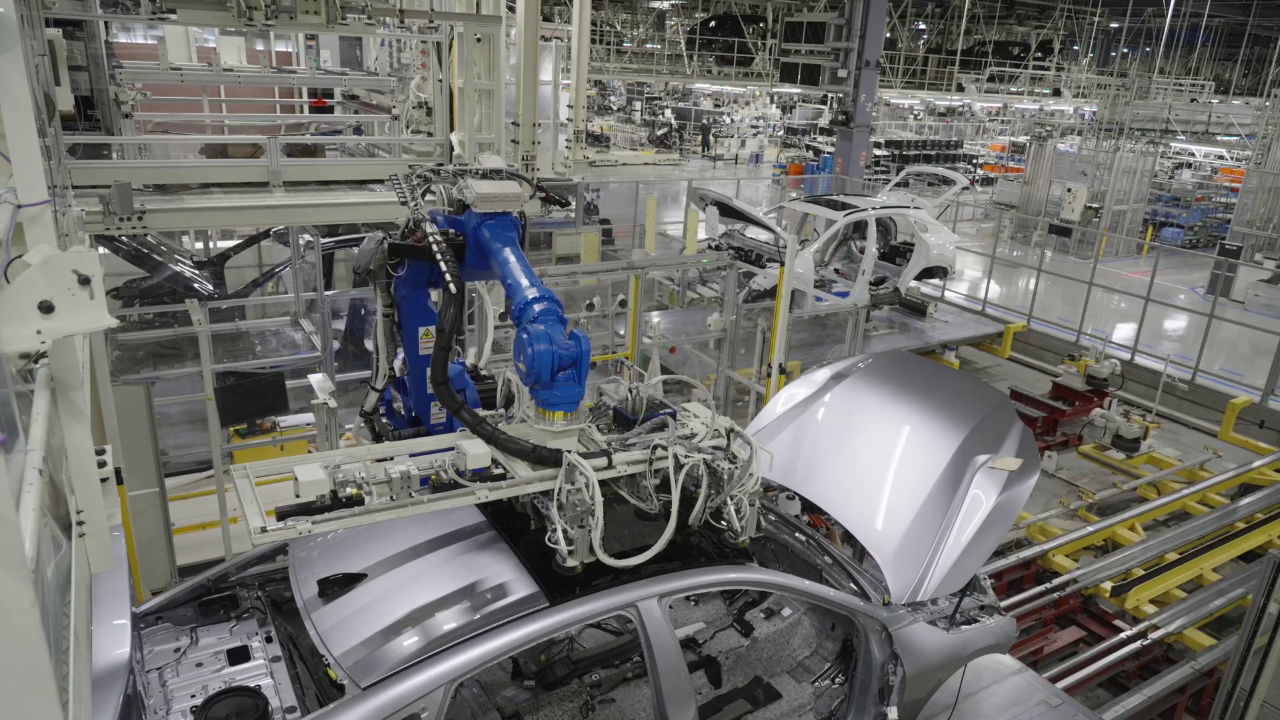 ELINDULT JAPÁNBAN AZ ÚJ LEXUS ES GYÁRTÁSA