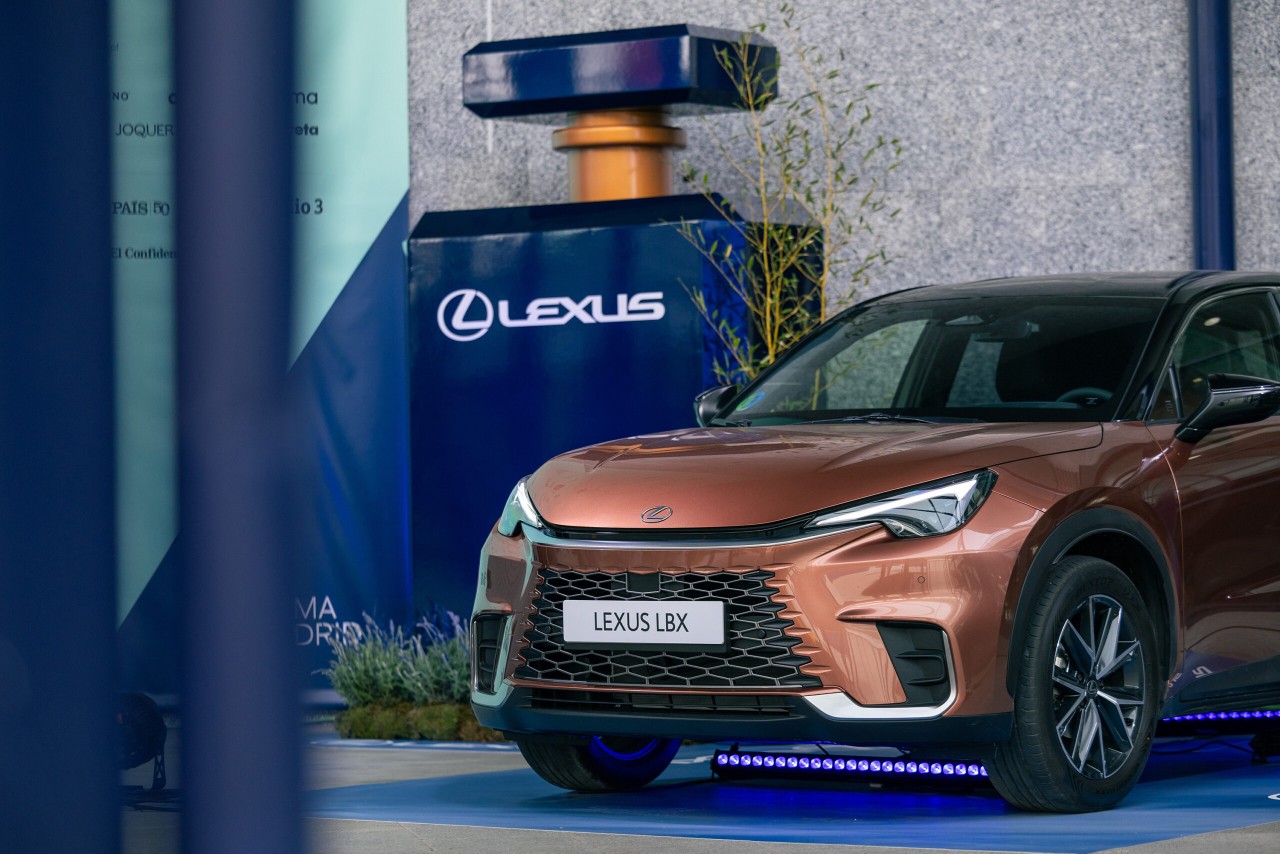 A LEXUS LBX, MINT MŰVÉSZETI ALKOTÁS: A 2025-ÖS LEXUS ART CAR NYERTES TERVE AZ ARCOMADRID KIÁLLÍTÁSON LÁTHATÓ