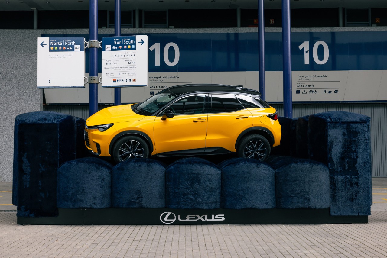 A LEXUS LBX, MINT MŰVÉSZETI ALKOTÁS: A 2025-ÖS LEXUS ART CAR NYERTES TERVE AZ ARCOMADRID KIÁLLÍTÁSON LÁTHATÓ