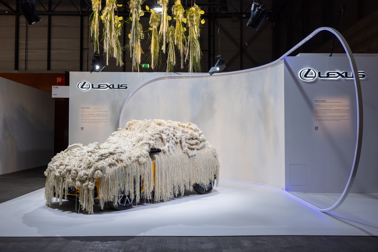 A LEXUS LBX, MINT MŰVÉSZETI ALKOTÁS: A 2025-ÖS LEXUS ART CAR NYERTES TERVE AZ ARCOMADRID KIÁLLÍTÁSON LÁTHATÓ