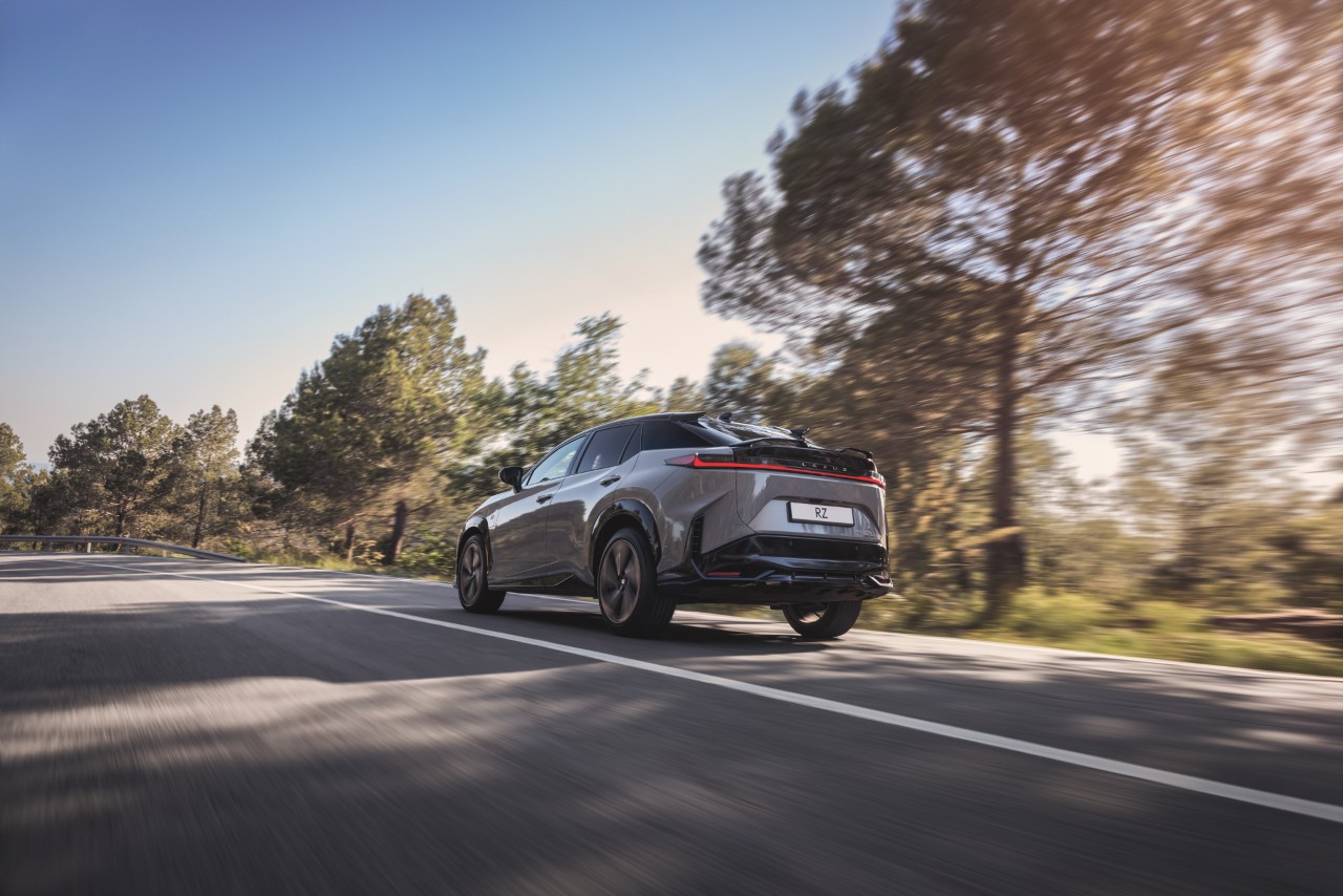 VIRTUÁLIS SEBESSÉGVÁLTÓVAL EMELI ÚJ SZINTRE AZ ELEKTROMOS VEZETÉSI ÉLMÉNYT A LEXUS