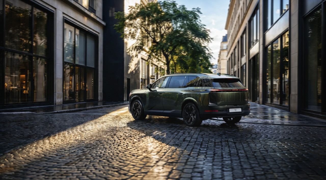 LUXUS, CSEND ÉS ELEKTROMOS TELJESÍTMÉNY: EZ A LEXUS TZ