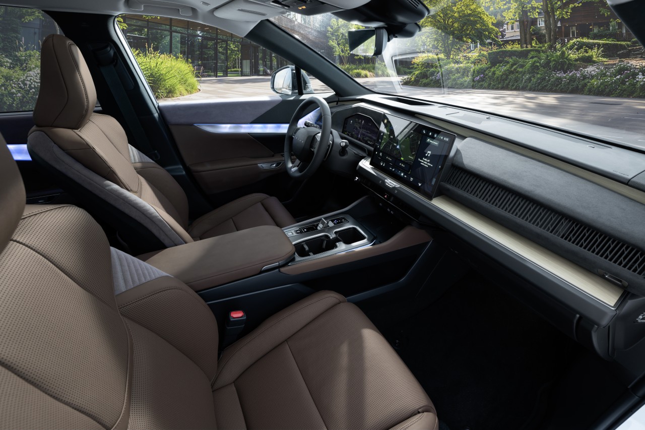 VIRTUÁLIS KÉZI VÁLTÓVAL ÉS INTELLIGENS ÖSSZKERÉKHAJTÁSSAL ÉRKEZIK A LEXUS TZ